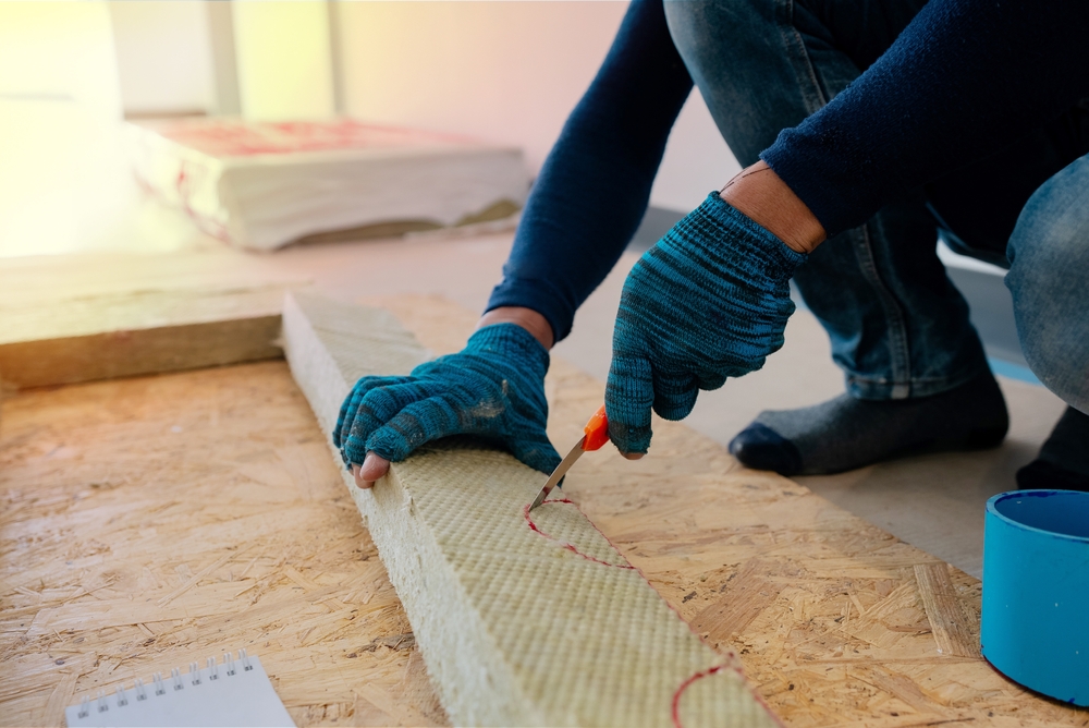 Glove-wearing,Asian,Workers,Are,Using,A,Fire,Barrier,Grade,Clutch